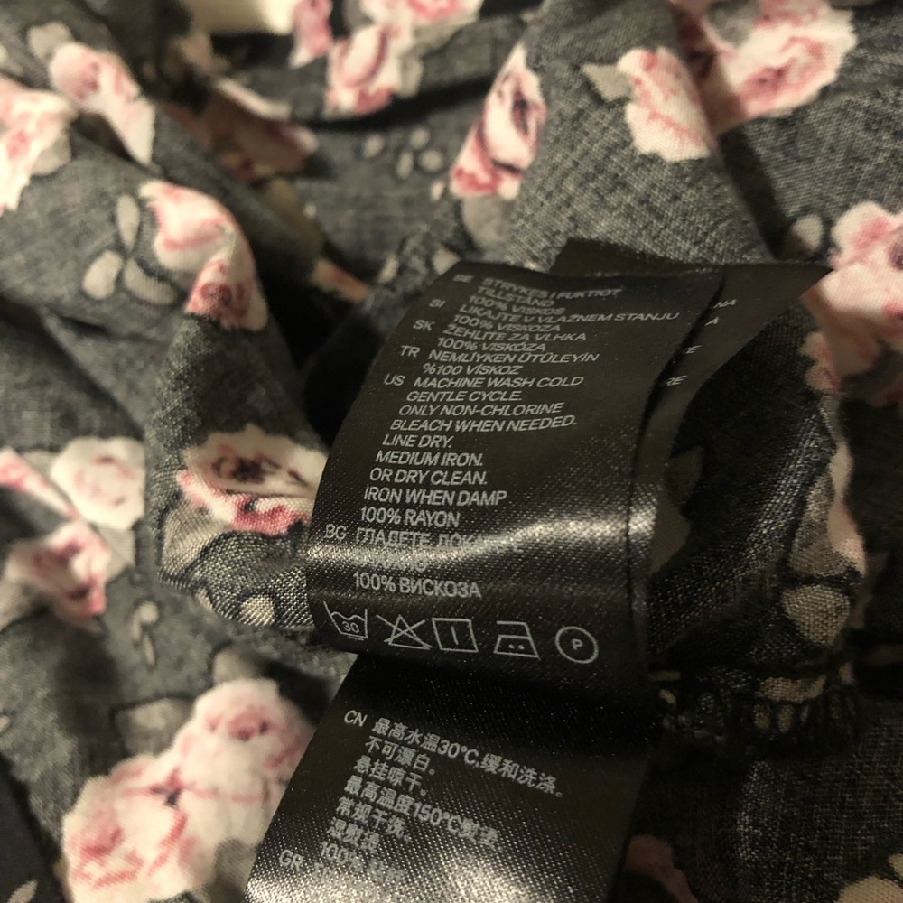 Beautiful button down blouse - Picture 3 of 4